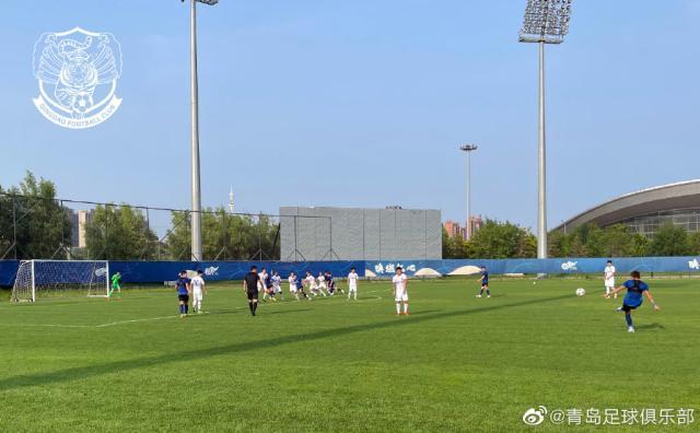 1625572110554084923.jpg 足球比赛-【热身】巴索戈温家宝破门张鹭建功 青岛队2比3申花